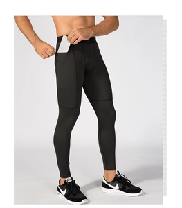 Dettaglio di pantaloni compressivi sportivi da uomo con tasca a zip per lo smartphone