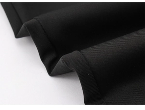 Gros plan du tissu respirant noir séchage rapide montrant la texture fine et la couture
