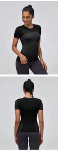 Détail d'un t-shirt de course pro pour femmes avec empiècements en mesh et tissu à séchage rapide