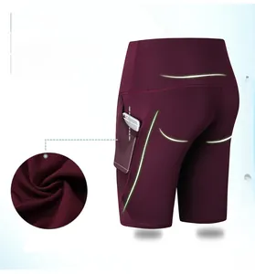 Vista laterale dei pantaloncini da yoga bordeaux a vita alta con tasca laterale pratica
