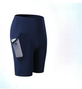Dettaglio dei pantaloncini da yoga a vita alta con tasche laterali in rete per cellulare