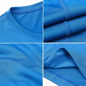 Détails du tissu en maille et coutures renforcées sur le t-shirt de sport bleu pour femmes