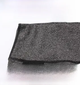 Dettaglio dei pantaloncini da yoga a vita alta con inserti in mesh e maglia grigia traspirante