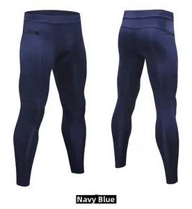 Dettaglio dei pantaloni a compressione uomo blu navy con cuciture ergonomiche e tasca con zip