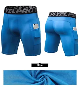 Dettaglio pantaloncini sportivi blu da uomo con tasca per telefono ed elastico logato