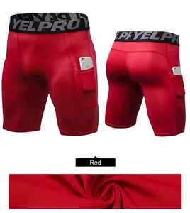 Dettaglio dei pantaloncini compressivi rossi da uomo con tasca laterale e fascia elastica
