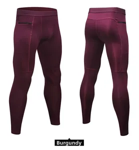 Dettaglio dei pantaloni a compressione bordeaux con tasca laterale a zip e cuciture sportive