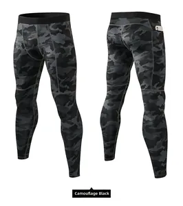 Dettaglio dei pantaloni a compressione camo nero con cuciture ergonomiche e tasca laterale