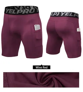 Dettaglio dei pantaloncini a compressione da uomo bordeaux con elastico in vita e tasca