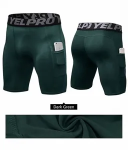 Dettaglio dei pantaloncini compressivi verde scuro con elastico in vita e tasca per cellulare
