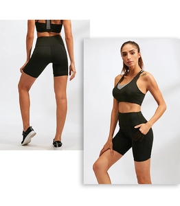 Dettaglio dei pantaloncini da yoga a vita alta con tasche in rete e set reggiseno sportivo