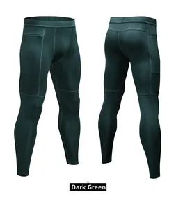 Dettaglio dei pantaloni a compressione verde scuro con tasca laterale a zip e cuciture