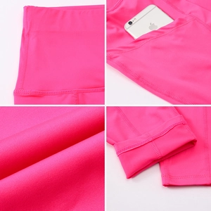 Dettagli dei leggings yoga rosa che mostrano vita alta, tasca laterale e cuciture piatte