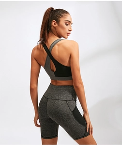 Dettaglio degli shorts da yoga a vita alta con tasche laterali in rete e trama a maglia