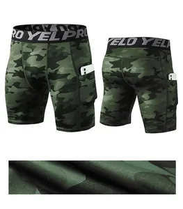 Dettaglio dei pantaloncini a compressione uomo verde mimetico con tasca e trama del tessuto