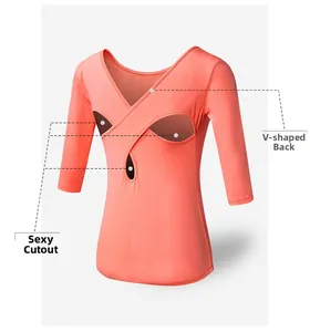 Détail macro du haut de yoga rose corail avec col en V croisé et découpes