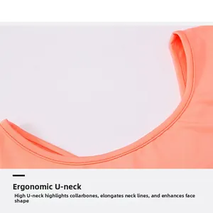 Gros plan du haut de yoga orange corail avec encolure en U ergonomique et coutures nettes
