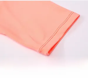 Détail du haut de yoga rose montrant les manches mi-longues et les coutures renforcées