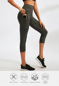 Dettaglio dei pantaloni da yoga grigi a vita alta con tasca laterale per lo smartphone