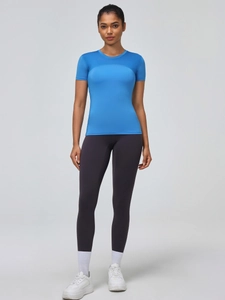 Ensemble fitness femme avec t-shirt bleu en mesh et legging gris, séchage rapide