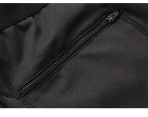 Dettaglio dei pantaloni sportivi da uomo con tasca a cerniera e tessuto traspirante