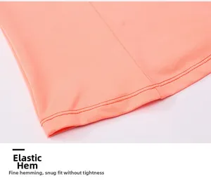 Gros plan de l'ourlet élastique et des coutures fines d'un haut de yoga rose