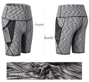 Dettaglio dei pantaloncini da yoga a vita alta con tasca laterale in rete e tessuto tecnico