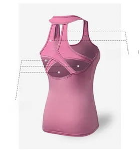 Dettaglio del top da yoga con schiena incrociata e ritagli geometrici in tessuto rosa