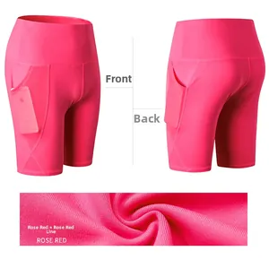 Dettaglio macro dei pantaloncini da yoga rosa rosso con tasca in rete e vita alta elastica