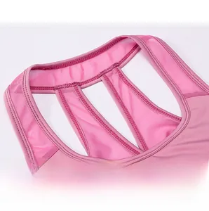 Dettaglio top sportivo rosa con scollo a U ergonomico e inserti in rete traspirante