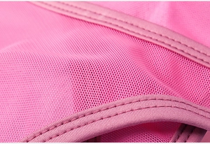 Dettaglio ravvicinato del tessuto a rete rosa traspirante con cuciture doppie rinforzate