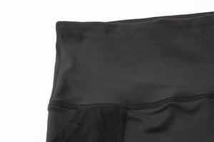 Dettaglio degli shorts da yoga a vita alta con tasca in rete e cuciture piatte