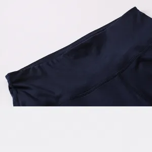 Dettaglio dei pantaloni da yoga a vita alta con controllo elastico e cuciture rinforzate