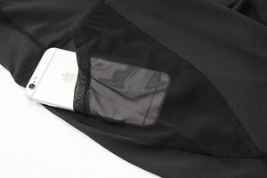 Dettaglio dei pantaloncini da yoga a vita alta con tasche laterali in rete per smartphone