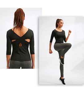 Détail du dos croisé évidé sur haut de yoga noir cintré avec legging gris chiné élastique
