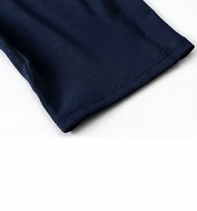 Dettaglio dell'orlo a doppia cucitura elastica sui pantaloni da yoga blu scuro