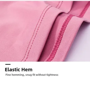 Dettaglio dell'orlo elastico del gilet yoga rosa con cuciture doppie di alta qualità