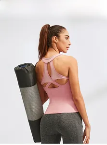 Vista posteriore del top da yoga rosa da donna con mesh traspirante e spalline incrociate