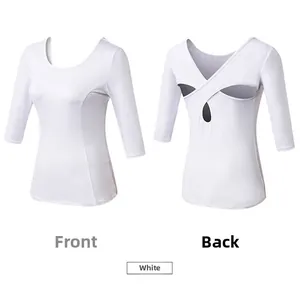 Détail du haut de yoga blanc cintré avec design croisé au dos et tissu respirant à séchage rapide