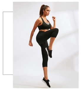 Completo sportivo nero da donna con leggings a vita alta e reggiseno sportivo fitness