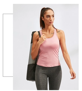 Vista laterale dettagliata del top rosa da yoga elasticizzato e leggings sportivi grigi