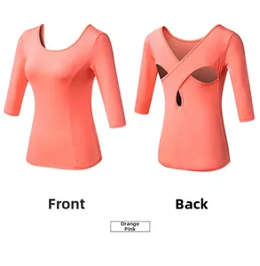 Détail macro du design croisé au dos de ce haut de yoga rose orangé à séchage rapide