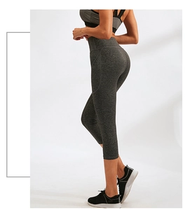 Dettaglio dei leggings da yoga a vita alta grigio melange con controllo addominale