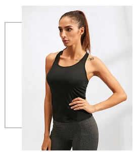 Dettaglio della canotta da yoga nera ad alta elasticità da donna per fitness e corsa