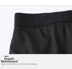 Nahaufnahme des hochelastischen breiten Bunds der schwarzen Sporthose mit Flachnähten