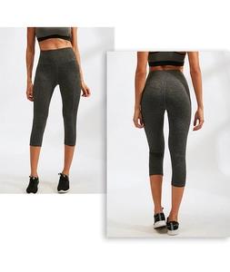 Vista frontale e posteriore dei leggings yoga grigio melange a vita alta taglio corto