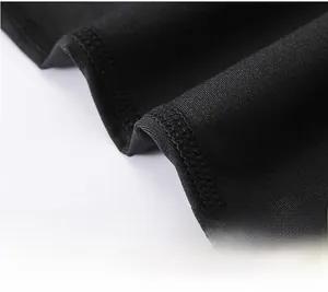 Makroaufnahme der Flachnähte und des hochdichten Strickgewebes an der Kompressionshose