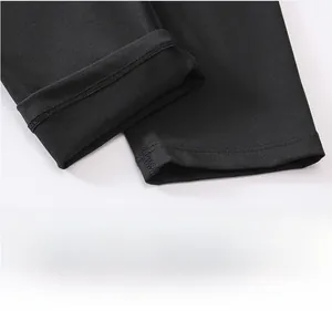Details der Flachnaht und des Saums an der schwarzen Kompressions-Fitnesshose