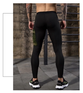 Rückansicht der schwarzen Herren Kompressionshose mit Camo-Seitentasche im Fitnessstudio