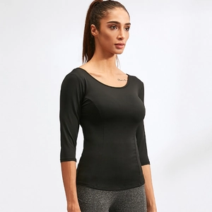 Haut de yoga noir ajusté pour femme avec manches 3/4 et encolure ronde pour fitness